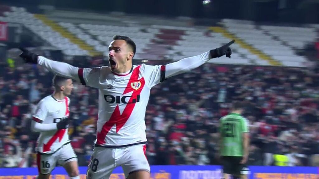 Álvaro García sorprende a una defensa del Betis dormida tras una gran jugada de Balliu (1-0)