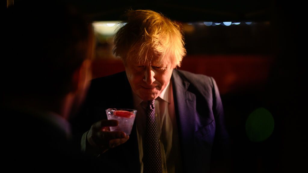 Sale a la luz una fotografía de Boris Johnson en una de sus fiestas en Downing Street en plena pandemia