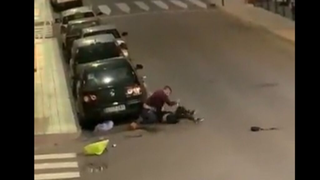 Las imágenes del brutal apuñalamiento de una mujer en plena calle en Torrijos
