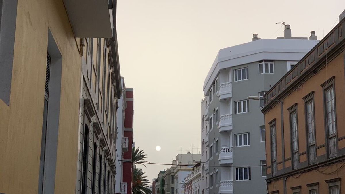 Una tormenta de polvo invade las islas Canarias y se adentrará en la Península a partir del jueves