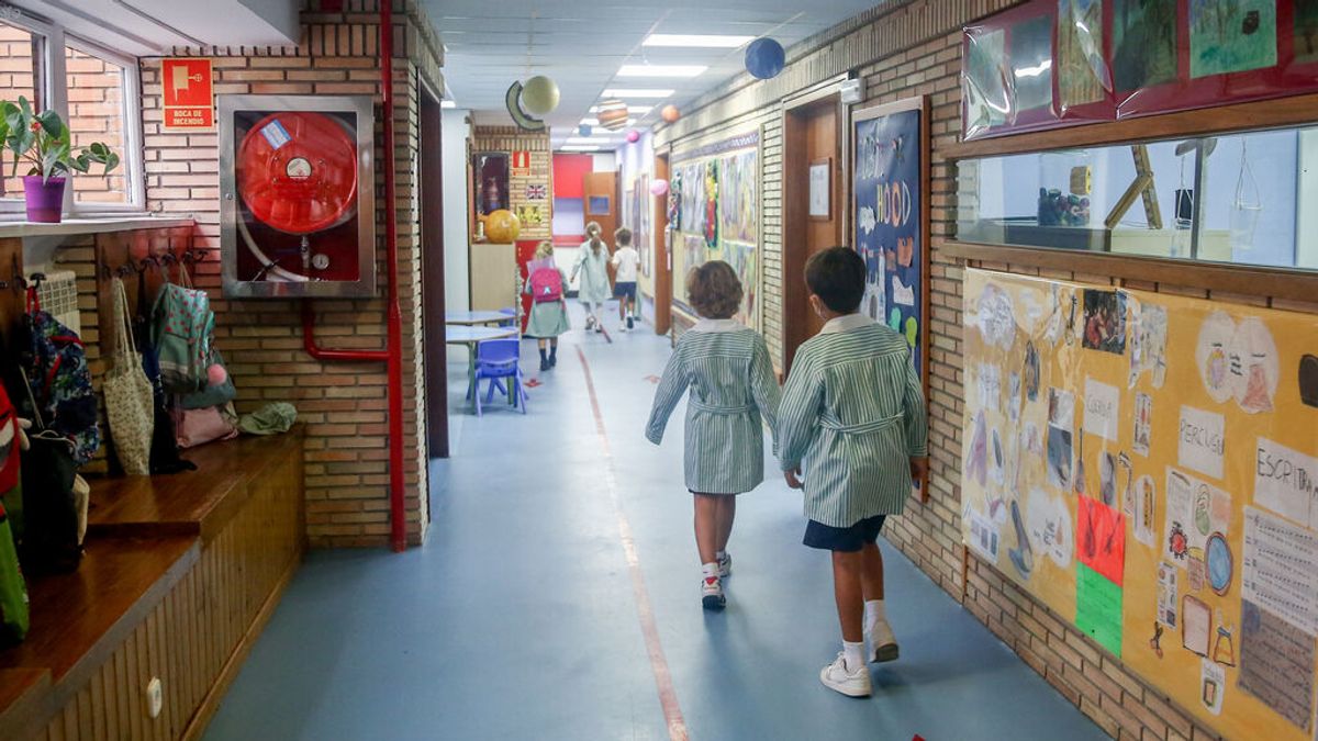 Niños en un centro escolar Niños en un centro escolar