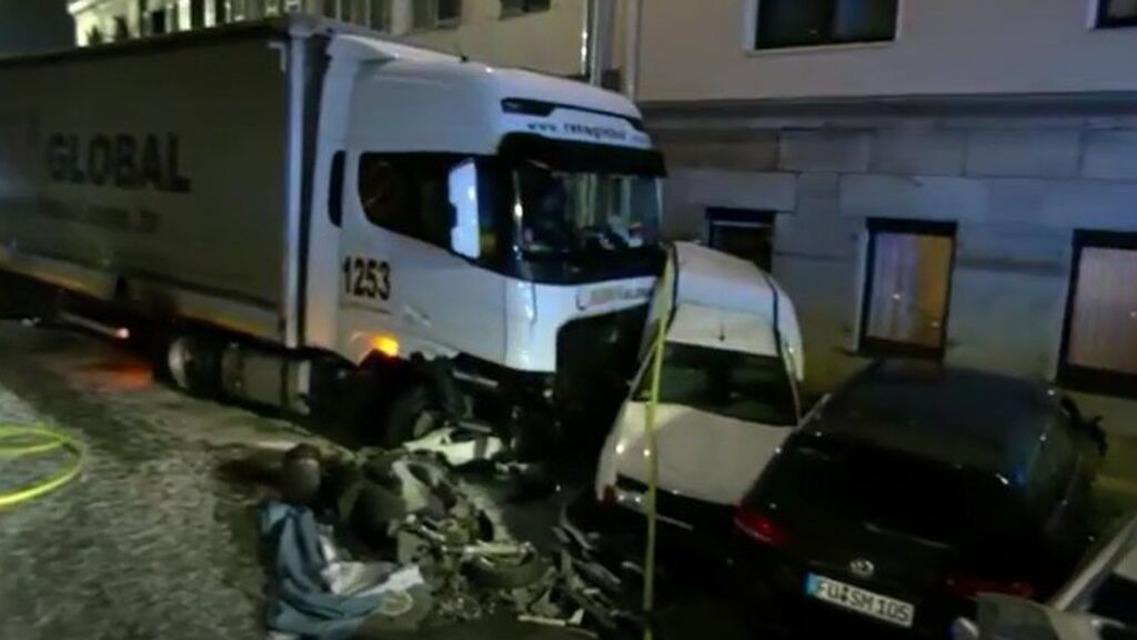 Un conductor borracho estrella su camión en las calles de Nuremberg: hay tres heridos, incluido él mismo