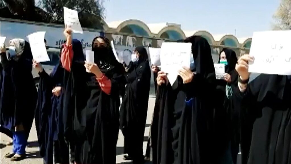 El infierno de las mujeres afganas tras la ocupación talibán: &quot;Matan a las manifestantes, quieren que seamos analfabetas y...