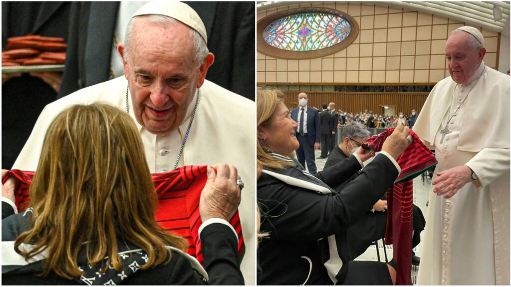 La madre de Cristiano Ronaldo le regala una camiseta de su hijo al Papa Francisco