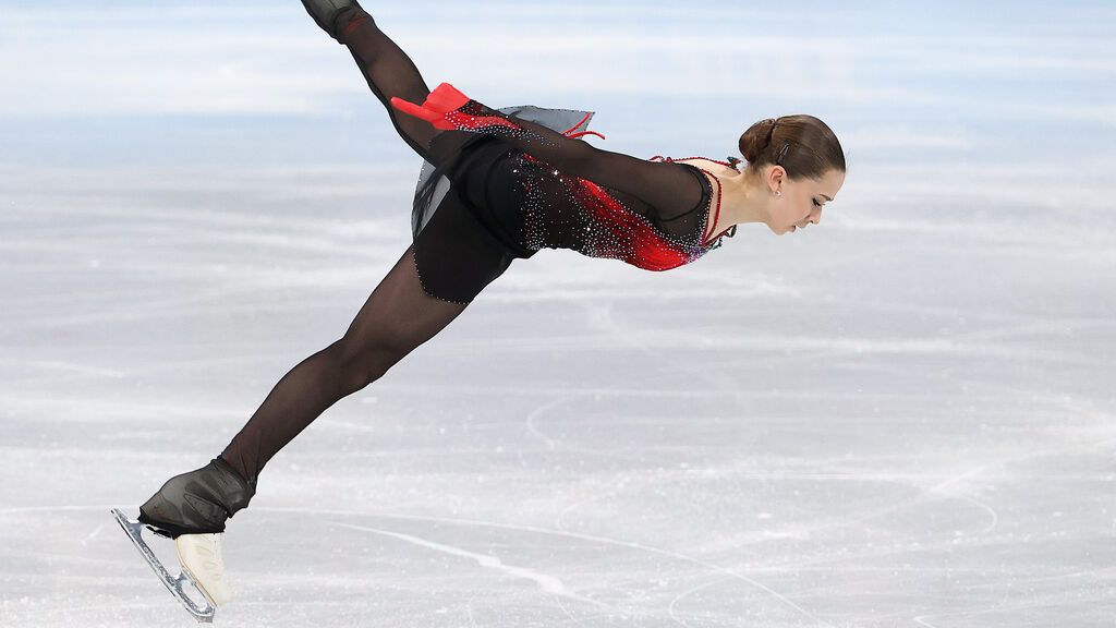 Kamila Valieva, oro en patinaje artístico en Pekín con 15 años, podría perder la medalla por un positivo en un control antidoping