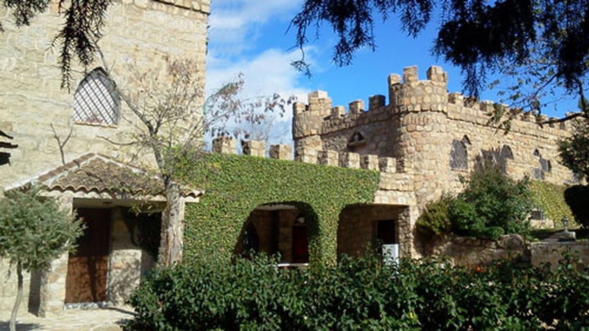 El castillo amurallado en una isla privada de Ávila que puedes alquilar para ti solo