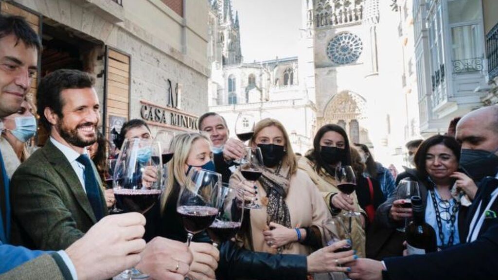 El PP y el vino: del 'Prieto picudo' de Casado al ¡Viva el vino! de Rajoy