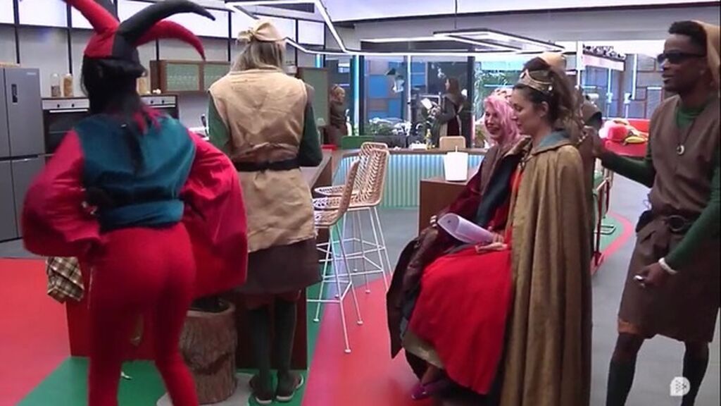 Laila entretiene a las Reinas