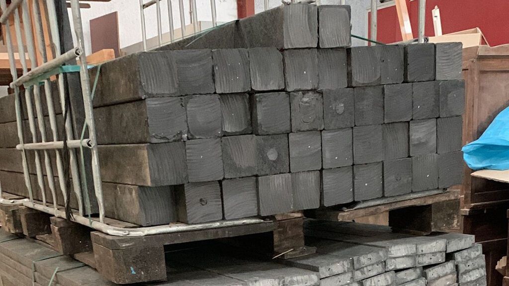 El plástico, tras ser transformado, sale de la planta en forma de listones o planchas