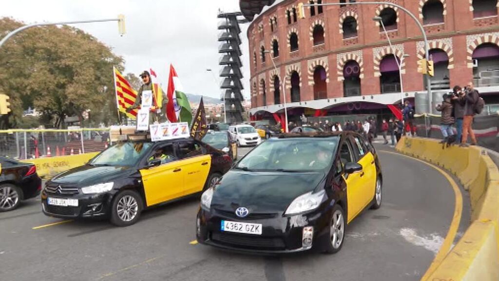 Unos 600 taxistas colapsan las calles de Barcelona en una protesta contra Uber