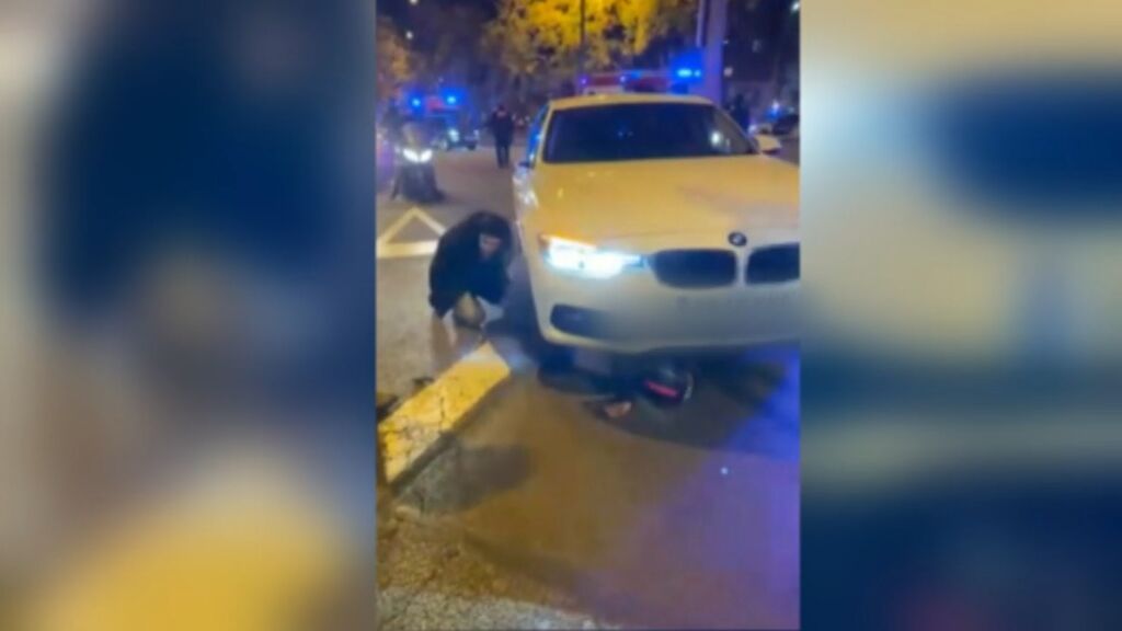 Brutal atropello en Les Corts, Barcelona: rescatan a una motorista atrapada debajo de un coche