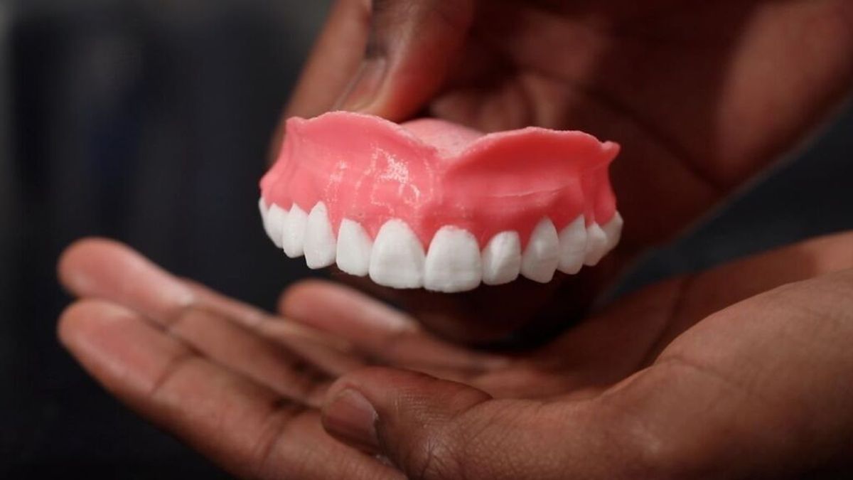 Un turista británico recupera su dentadura postiza perdida hace 11 años en una noche de juerga en Benidorm