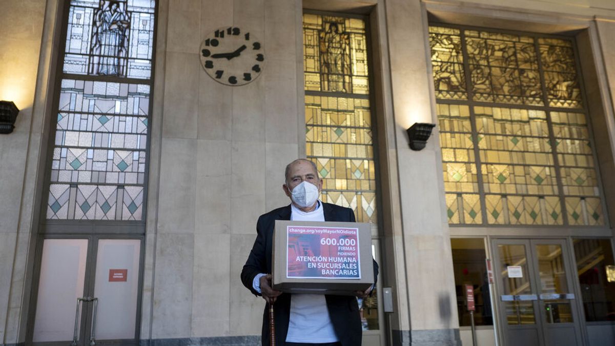 Carlos San Juan, a su llegada al Banco de España para registrar las 600.000 firmas conseguidas en change.org Carlos San Juan, a su llegada al Banco de España para registrar las 600.000 firmas conseguidas en change.org