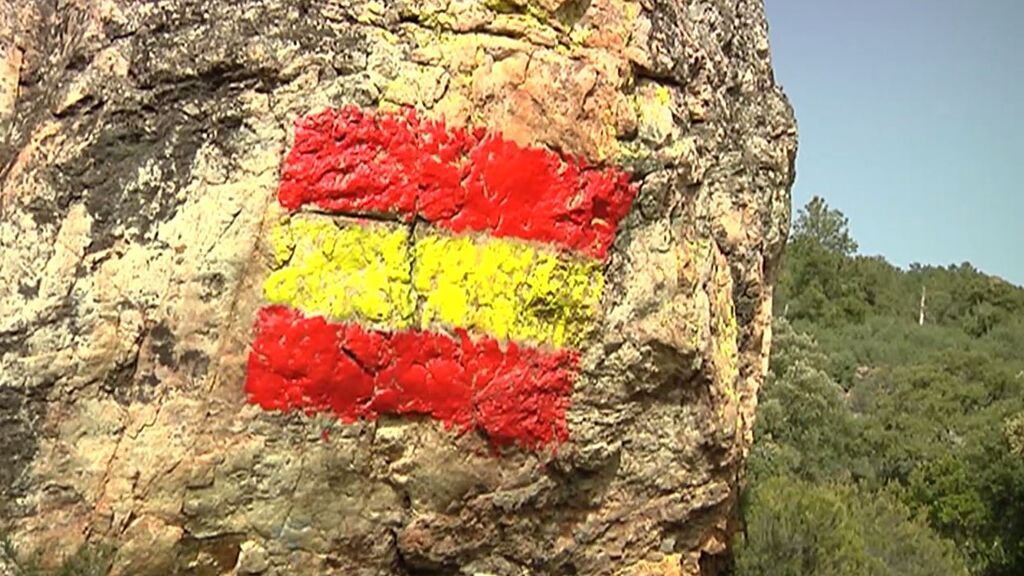 Vandalizan en Solana del Pino unas pinturas rupestres de 7.000 años de antigüedad pintando encima una bandera de España