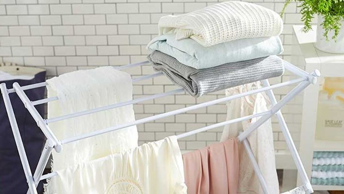 Estos son los mejores consejos para tener la ropa dentro de casa: desde abrir bien las ventanas a colocar pocas prendas en el tendedero.
