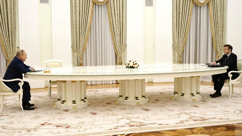 La mesa elegida por Putin para la reunión con Macron se fabricó en Alcàsser, Valencia