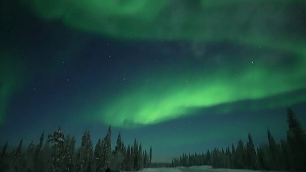 Las auroras boreales iluminan de un intenso color verde el cielo de la Laponia sueca