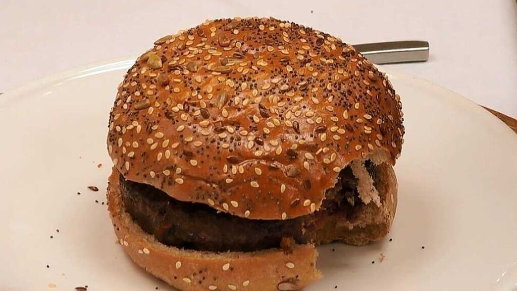 Una hamburguesa con historia en el menú sujetavelas de ‘First Dates’