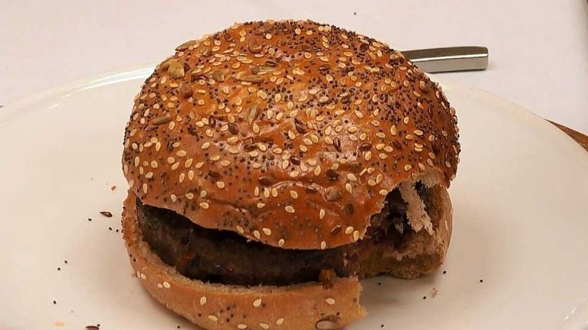 Una hamburguesa con historia en el menú sujetavelas de ‘First Dates’