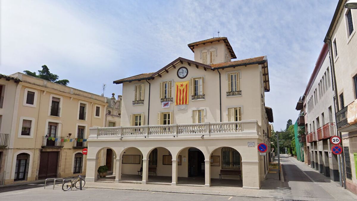 El TSJC ordena a Cardedeu colgar la bandera española y la 'senyera' en el Ayuntamiento El TSJC ordena a Cardedeu colgar la bandera española y la 'senyera' en el Ayuntamiento