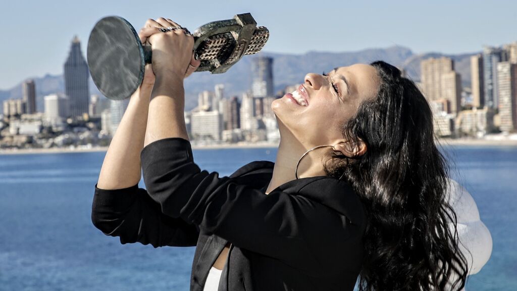 EuropaPress_4224611_artista_chanel_ganadora_benidorm_fest_2022_posa_trofeo_mirador_castillo_30