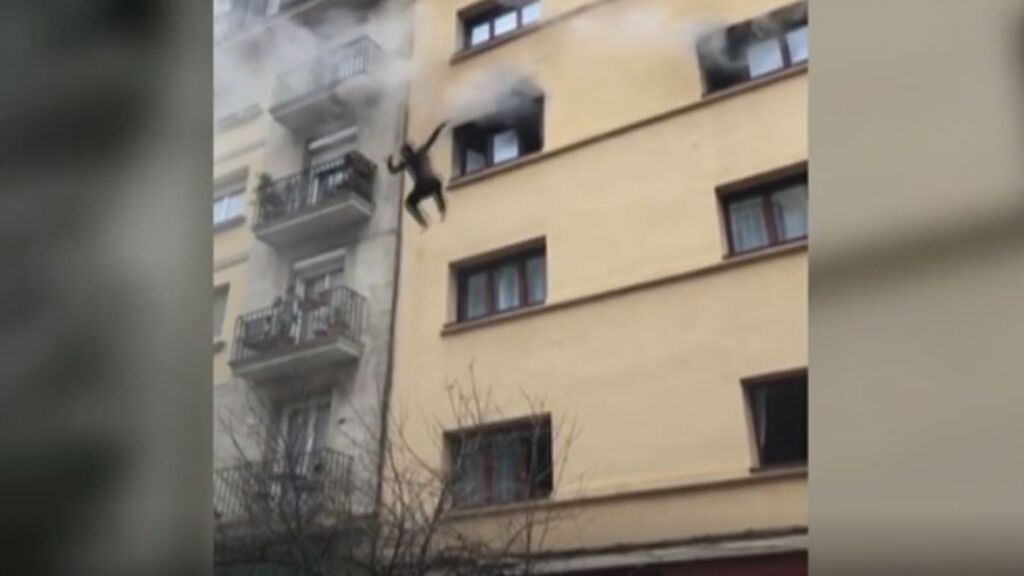 Dos personas saltan por la ventana ante el avance de las llamas y el humo en el Hotel Coronado de Barcelona