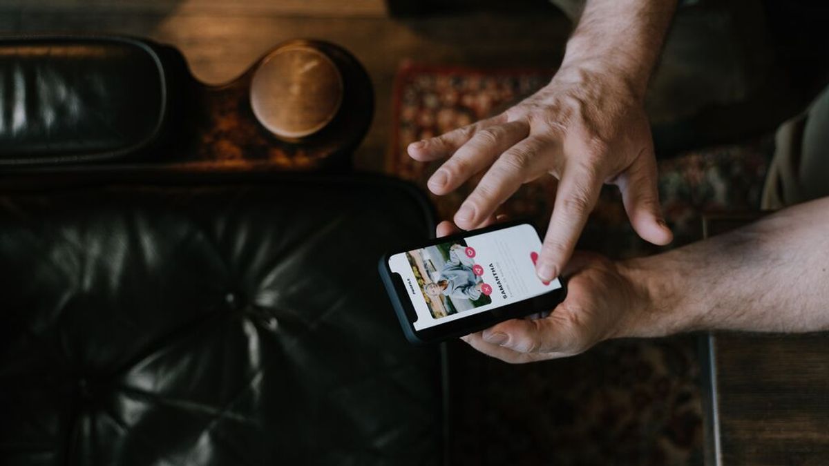 Cómo funcionan los timos en Tinder y cómo protegerse en las citas online en San Valentín Cómo funcionan los timos en Tinder y cómo protegerse en las citas online en San Valentín