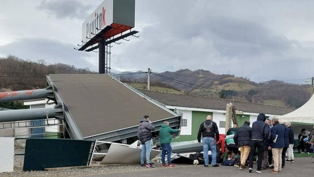 Luto en Asturias tras la muerte de un aficionado por la caída de una torre de luz en el estadio del Lenense