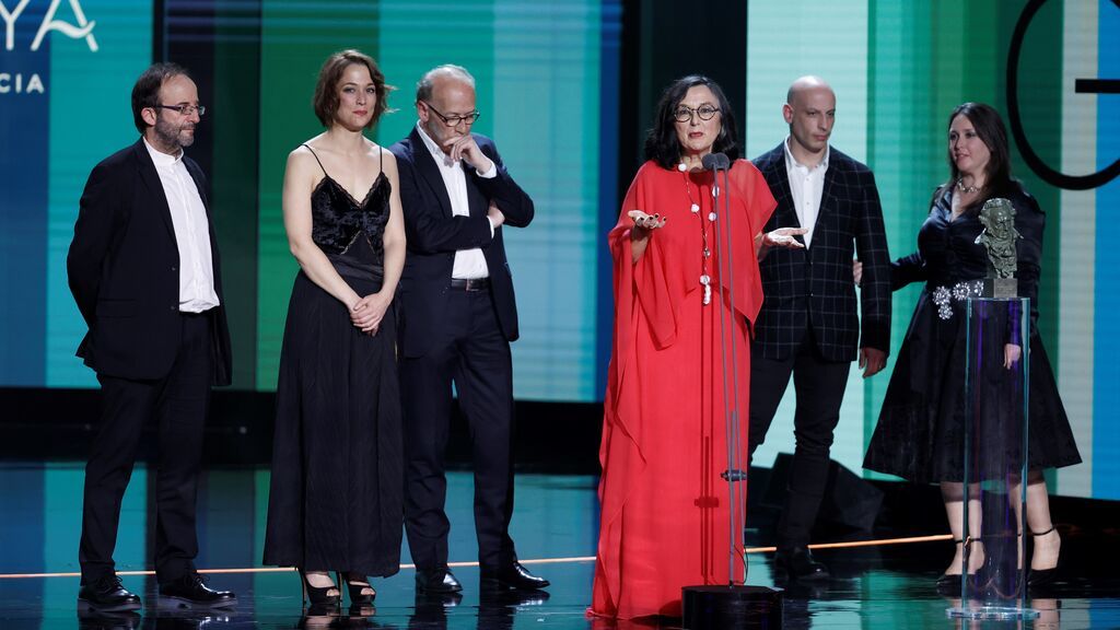 La productora Chelo Loureiro (3d), acompañada por su equipo, recibe el Goya a Mejor Película de Animación por "Valentina"