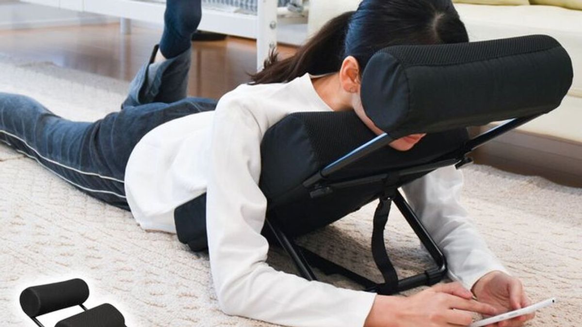 Un accesorio japonés sostiene la cabeza de los jugadores de videojuegos para ahorrarles todo esfuerzo corporal