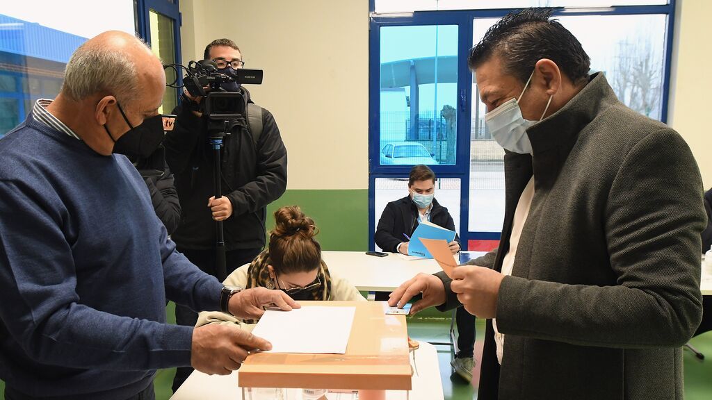 El candidato de UPL Luis Mariano Santos acude a votar: "Espero que hoy la gente se anime y vote masivamente"