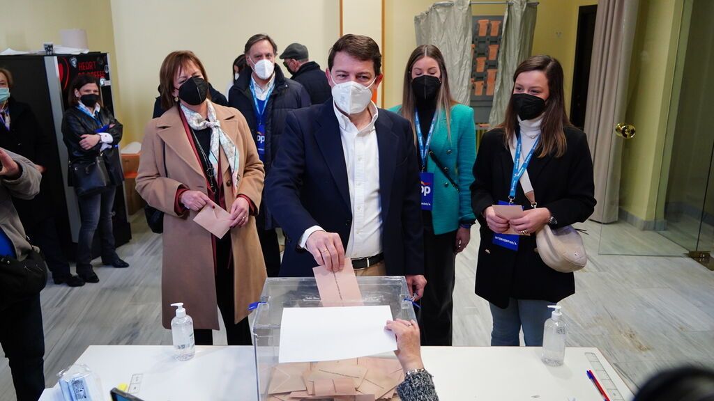 Alfonso Fernández Mañueco, candidato del PP, acude a votar: "Hoy nos jugamos el futuro de Castilla y León"