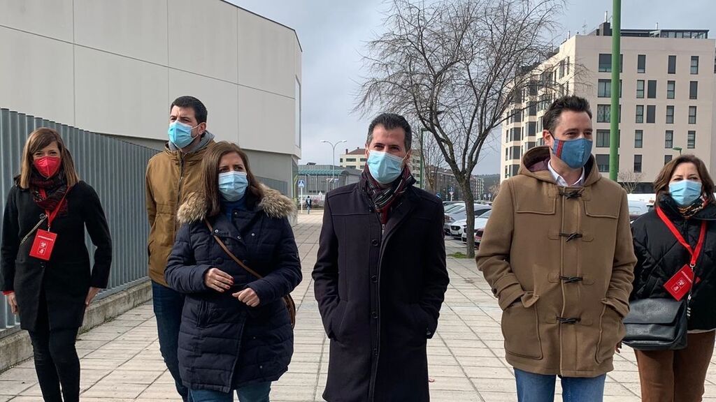 Luis Tudanca, candidato del PSOE, vota en Burgos: confía en una "gran movilización" en las elecciones