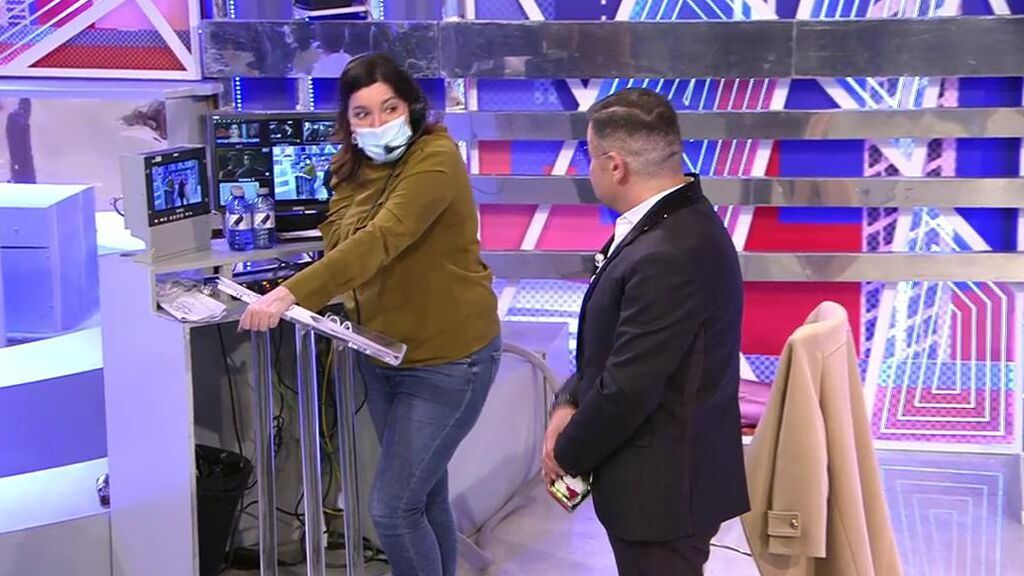 Jorge Javier habla con Patricia, la directora del 'Deluxe'