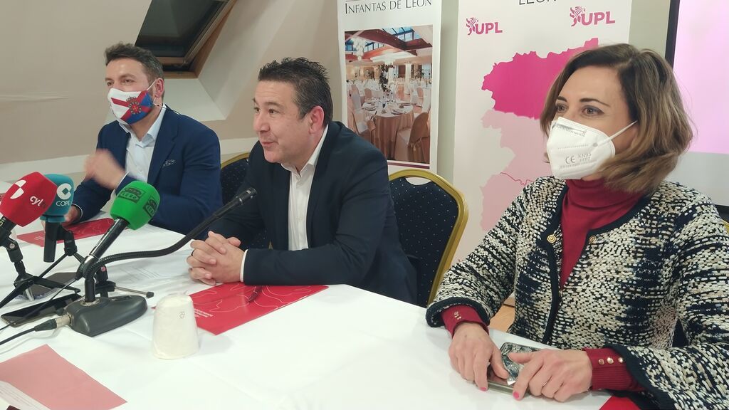 EuropaPress_4251442_tres_procuradores_upl_elegidos_luis_mariano_santos__en_centro__alicia
