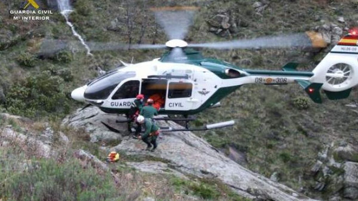 Rescatan a siete jóvenes y un perro tras quedarse atrapados en un precipicio con hielo en La Pedriza