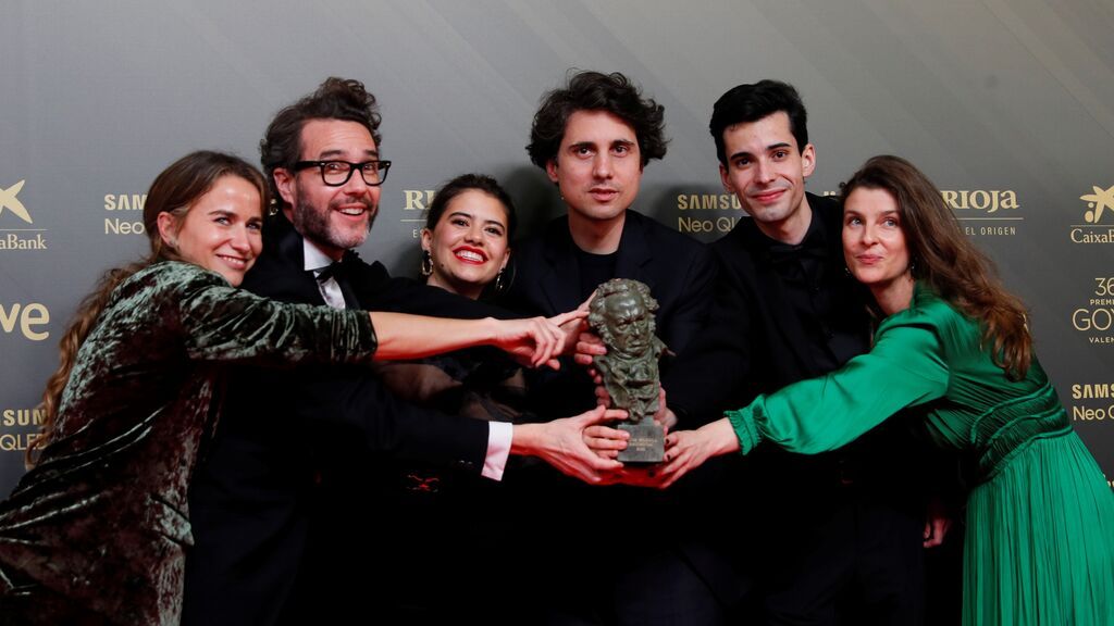 El director Jonás Trueba (3d), acompañado por su equipo posan con el Goya a Mejor Película Documental por "Quién lo impide"
