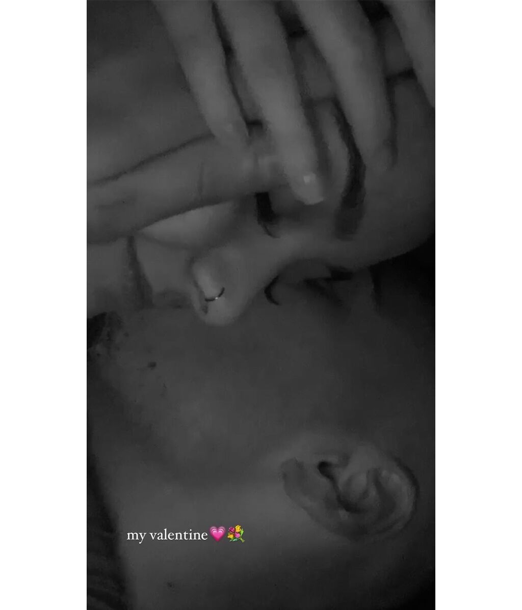 julia-janeiro-beso-novio-tommy