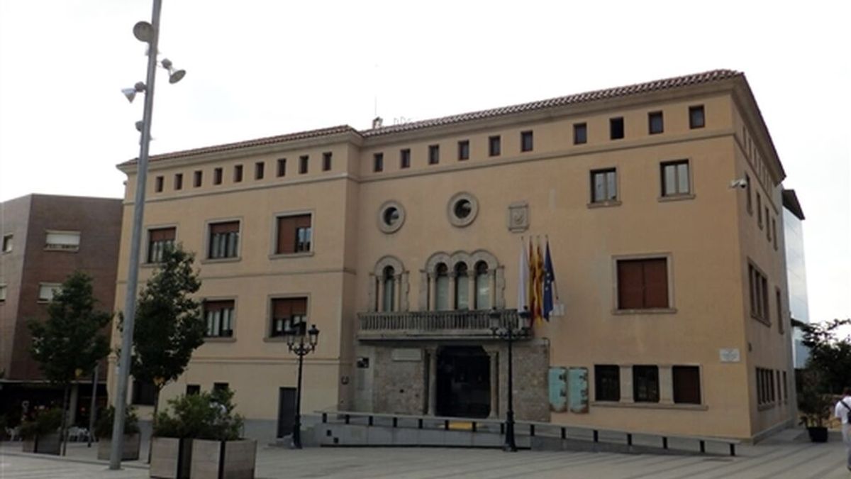 La Policía registra los ayuntamientos de Cornellà y Sant Feliu por irregularidades en contrataciones públicas La Policía registra los ayuntamientos de Cornellà y Sant Feliu por irregularidades en contrataciones públicas