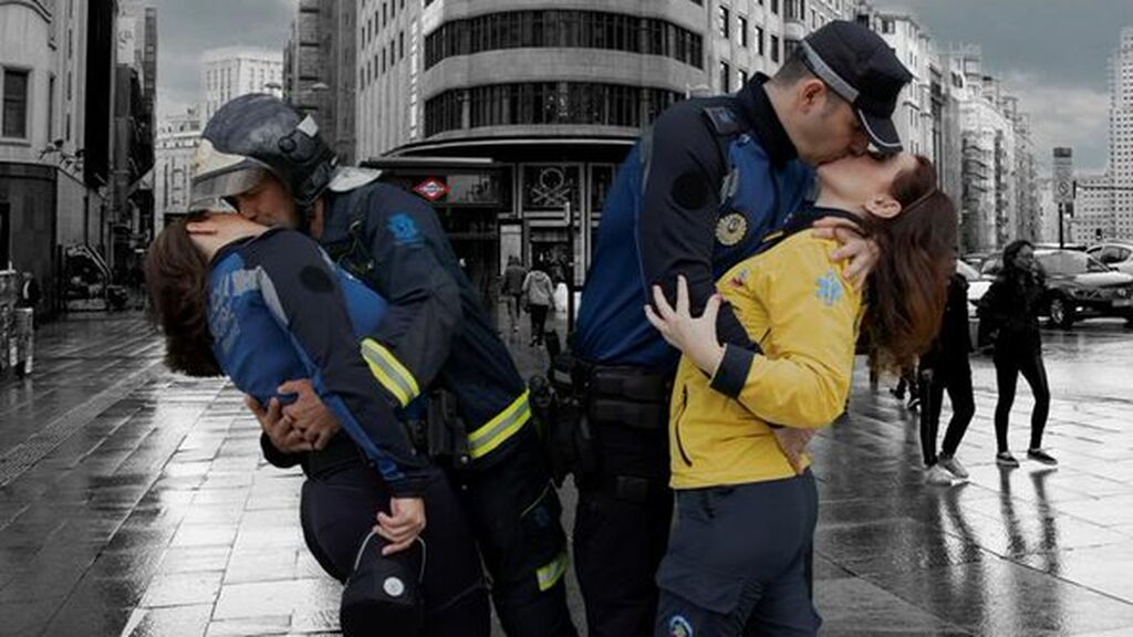 El homenaje de la Policía Municipal de Madrid al beso más famoso de la historia: “Feliz Día de los Enamorados”