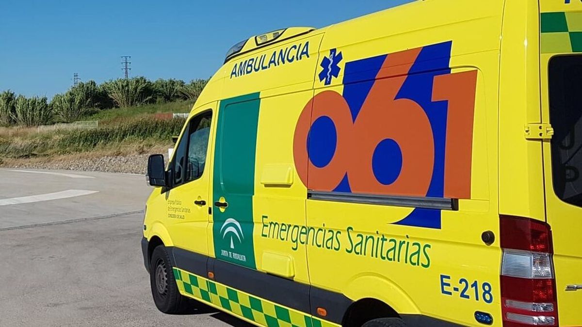 Accidente mortal en Sanlúcar la Mayor: dos jóvenes, de 19 y 22 años, han fallecido al colisionar un autobús y un turismo