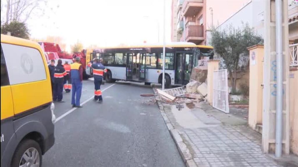 Un autobús sin pasajeros se empotra en la fachada de una casa en Montgat, Barcelona