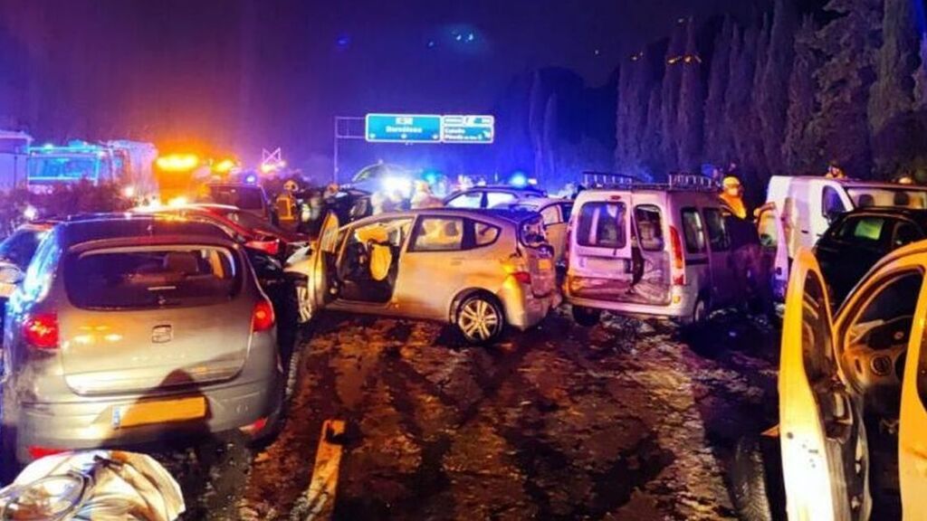 Un accidente con más de una veintena de vehículos deja varios heridos en Calella, Barcelona