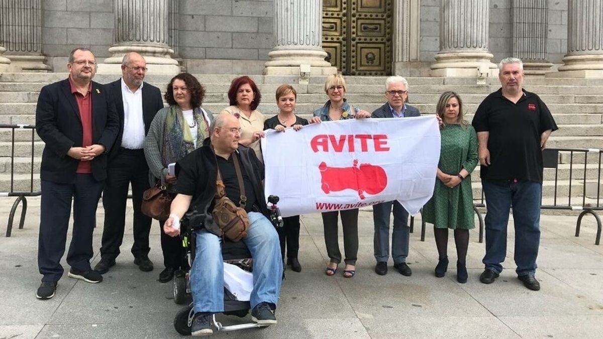 Los afectados por la talidomida denuncian que cinco víctimas han muerto sin recibir las ayudas prometidas Los afectados por la talidomida denuncian que cinco víctimas han muerto sin recibir las ayudas prometidas