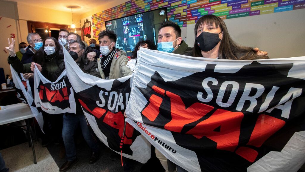 Miembros de la agrupación "Soria ¡Ya!" celebran en la sede de su formación en la capital soriana, los resultados de su formación en las elecciones de Castilla y León