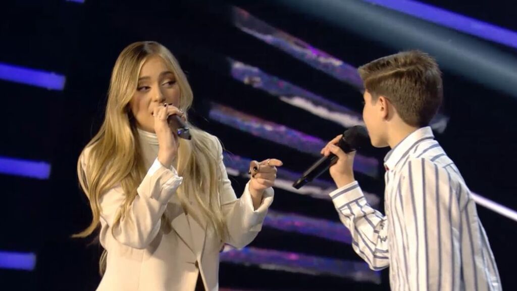 ¡Antoni y Ana Mena dan un 'concierto' improvisado que pone a todos a bailar!