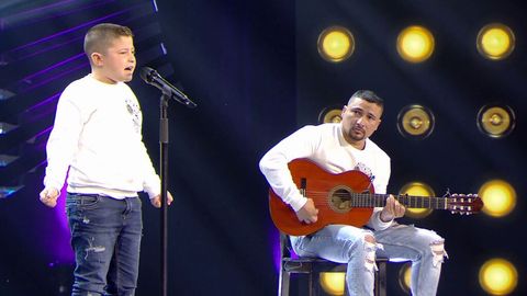 Niño brasileño cantando la canción de Pou by callao