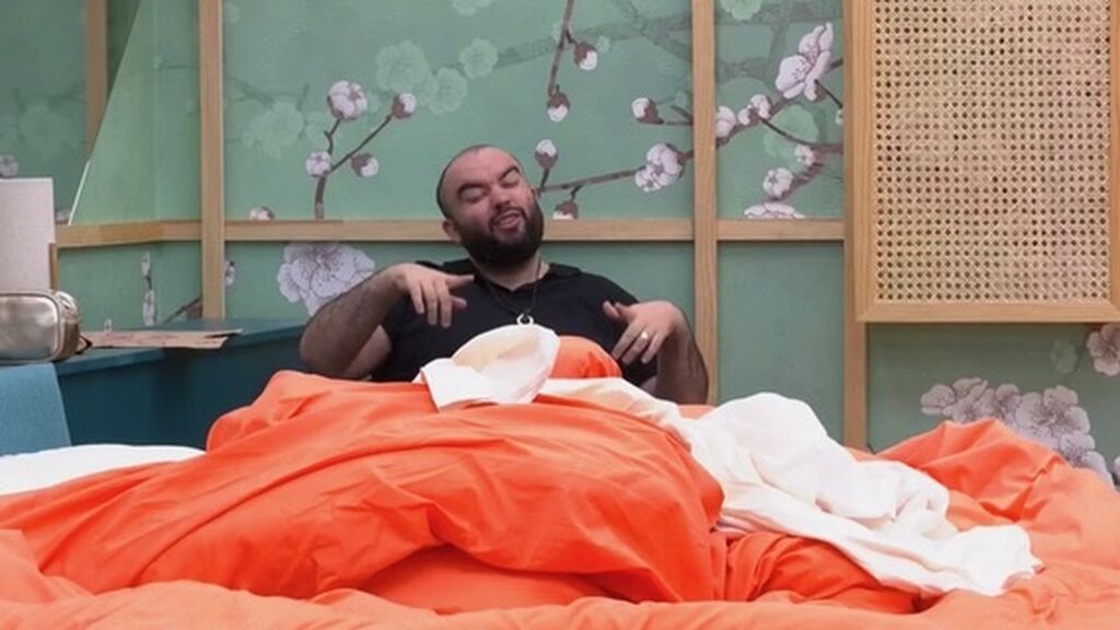 Álvaro, de fiesta en la habitación