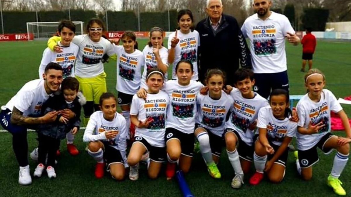 El Alevín  A del Zaragoza CFF,  primer equipo  femenino en ganar una liga mixta: "Esto es un deporte y da igual el género"