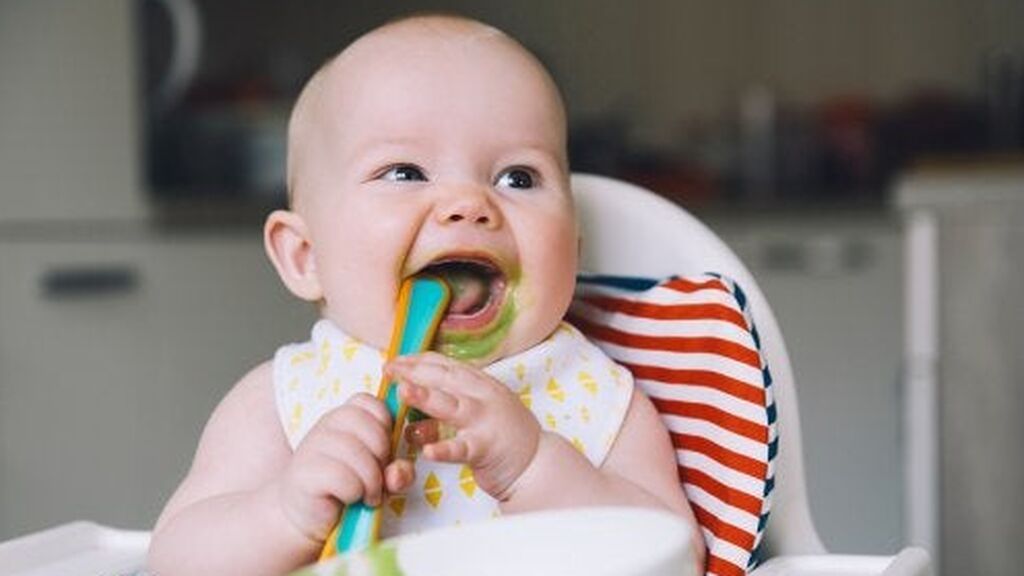 Probar cada alimento debe ser una experiencia agradable para el bebé.